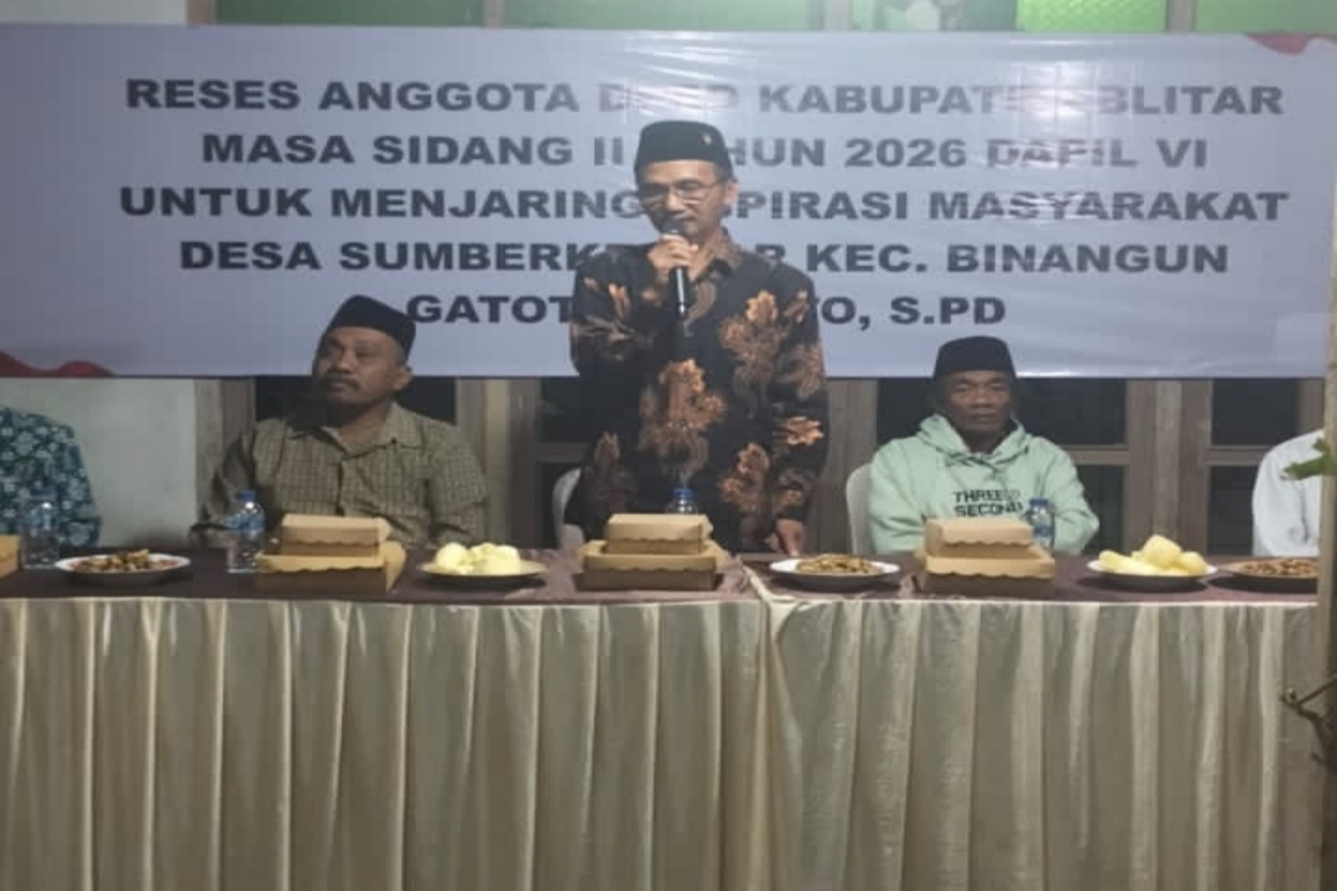 Anggota DPRD Kabupaten Blitar, Gatot Darwoto, berdialog dengan warga saat kegiatan reses di Desa Sumberkembar, Kecamatan Binangun, Minggu (18/1/2026).