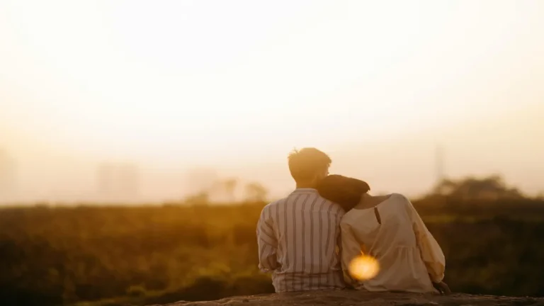 Ilustrasi pasangan dalam nuansa romantis (Pexels)