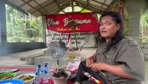 Kang Suroso di kompleks makam Mbah Harjo, Blitar, Jawa Timur