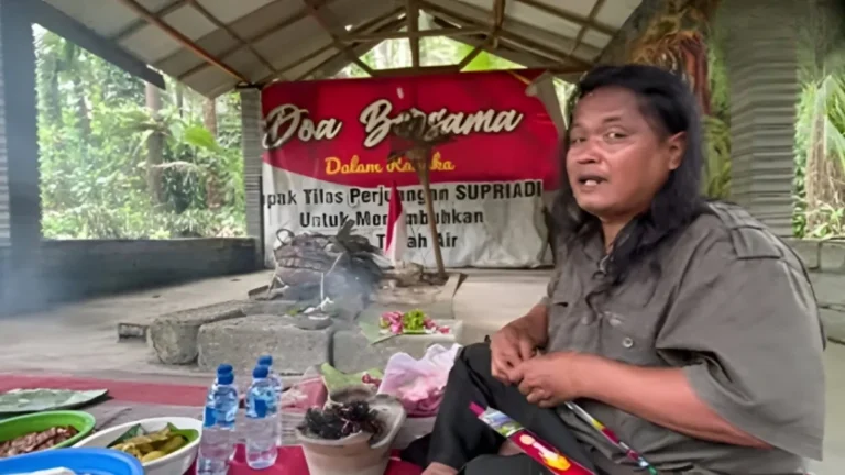 Kang Suroso di kompleks makam Mbah Harjo, Blitar, Jawa Timur