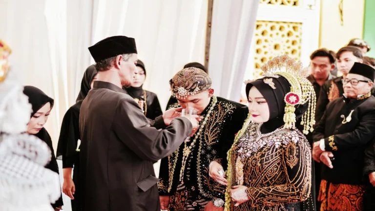 Prosesi pernikahan adat Jawa sebagai bagian dari tradisi budaya yang diwariskan secara turun temurun.