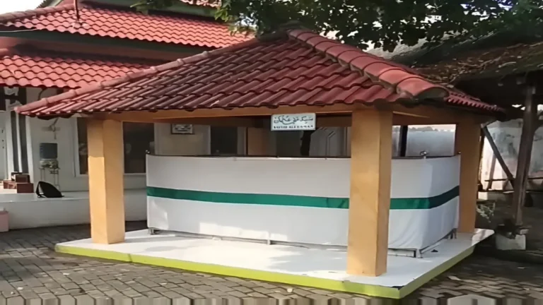 Suasana Makam Mumbul di Sidoarjo yang dipercaya sebagai tempat peristirahatan Mbah Sayyid, ulama penyebar Islam
