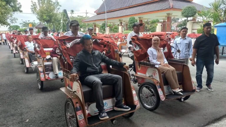 Sebanyak 200 tukang becak di Kabupaten Blitar menerima bantuan becak listrik, program inisiatif Presiden Prabowo Subianto untuk meringankan pekerjaan pengemudi becak, khususnya yang sudah berusia lanjut.
