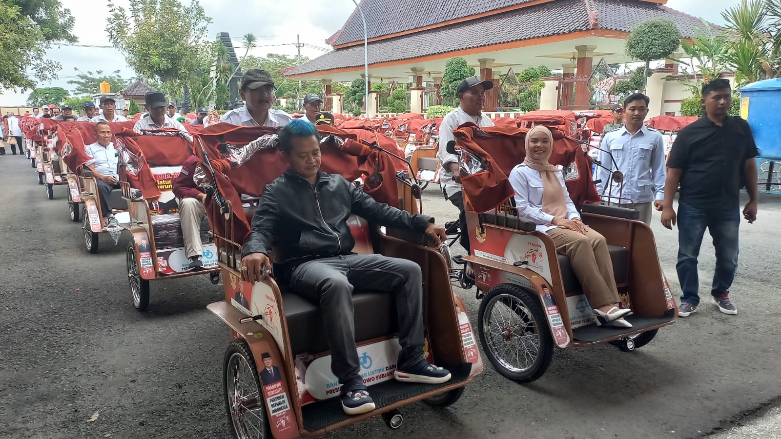 Sebanyak 200 tukang becak di Kabupaten Blitar menerima bantuan becak listrik, program inisiatif Presiden Prabowo Subianto untuk meringankan pekerjaan pengemudi becak, khususnya yang sudah berusia lanjut.