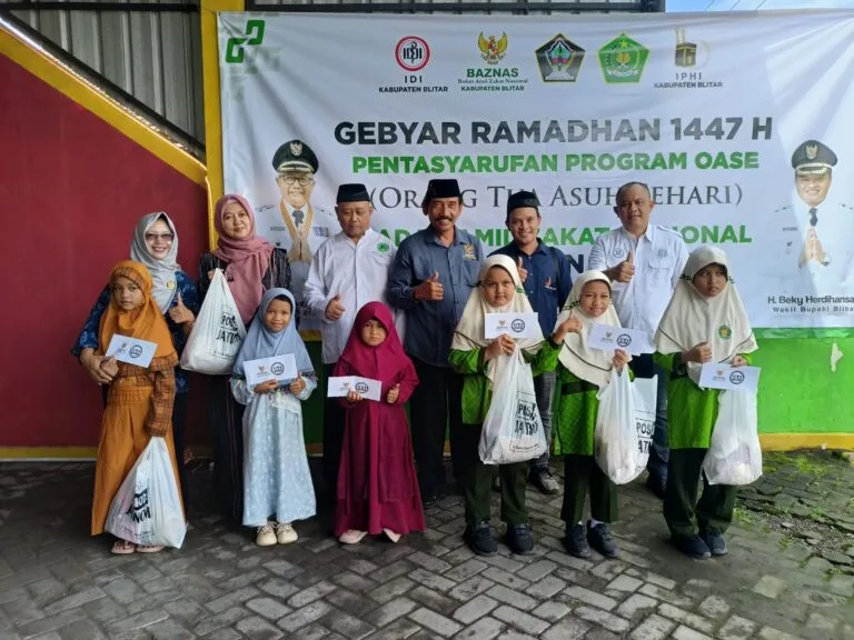 Anak-anak yatim menerima santunan dalam kegiatan Gebyar Ramadhan 1447 H yang digelar IJTI Blitar Raya bersama BAZNAS Kabupaten Blitar, Pemkab Blitar, dan PT Rejoso Manis Indo (RMI), Rabu (11/3/2026).