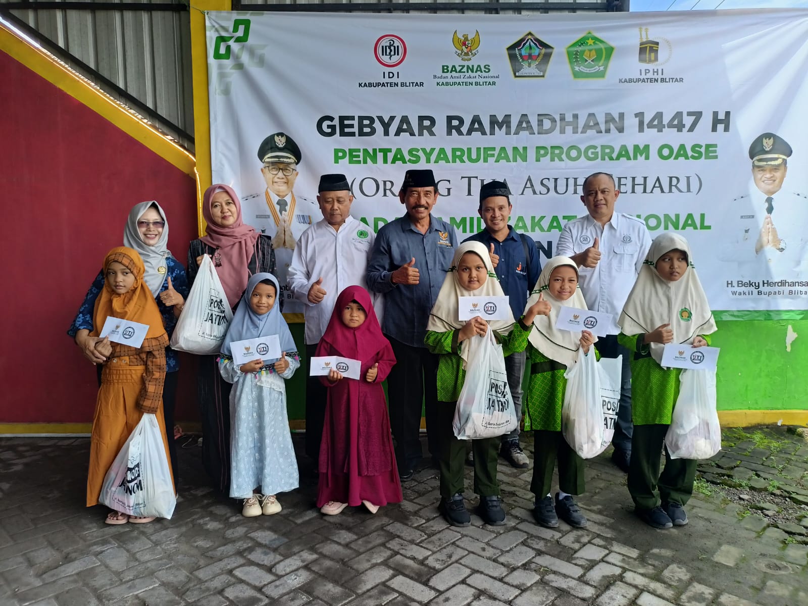 Anak-anak yatim menerima santunan dalam kegiatan Gebyar Ramadhan 1447 H yang digelar IJTI Blitar Raya bersama BAZNAS Kabupaten Blitar, Pemkab Blitar, dan PT Rejoso Manis Indo (RMI), Rabu (11/3/2026).