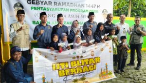 Anak-anak yatim piatu menunjukkan kartu bantuan saat kegiatan IJTI Blitar Berbagi Kebahagiaan yang digelar IJTI Blitar Raya bersama BAZNAS Kabupaten Blitar dalam rangka Gebyar Ramadhan 1447 H, Rabu (11/3/2026).