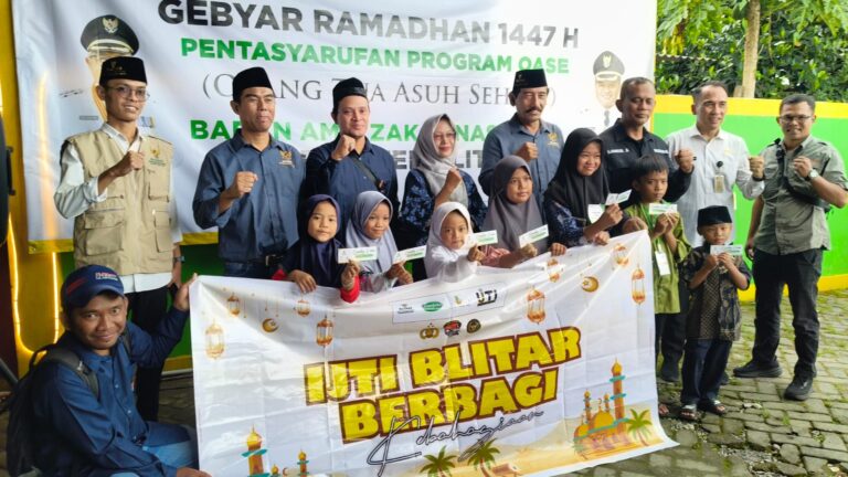Anak-anak yatim piatu menunjukkan kartu bantuan saat kegiatan IJTI Blitar Berbagi Kebahagiaan yang digelar IJTI Blitar Raya bersama BAZNAS Kabupaten Blitar dalam rangka Gebyar Ramadhan 1447 H, Rabu (11/3/2026).