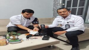 Modus Lemparan Terbongkar, HP dan Ratusan Pil LL Digagalkan Masuk ke Lapas Blitar Kepala Lapas Blitar, Romi Novitrion, memeriksa paket berisi handphone dan ratusan pil LL yang berhasil digagalkan sebelum masuk ke dalam lapas, Rabu (18/03).
