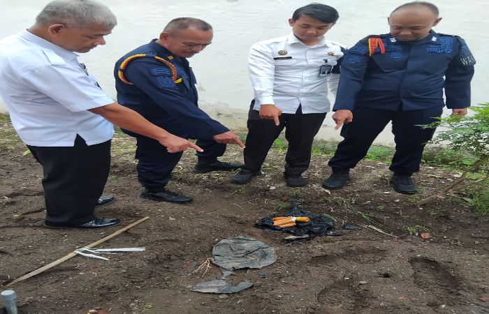 Modus Lemparan Terbongkar, HP dan Ratusan Pil LL Digagalkan Masuk ke Lapas Blitar pengamanan Lapas Blitar menunjukkan lokasi lemparan paket terlarang yang berhasil digagalkan masuk ke lapas.