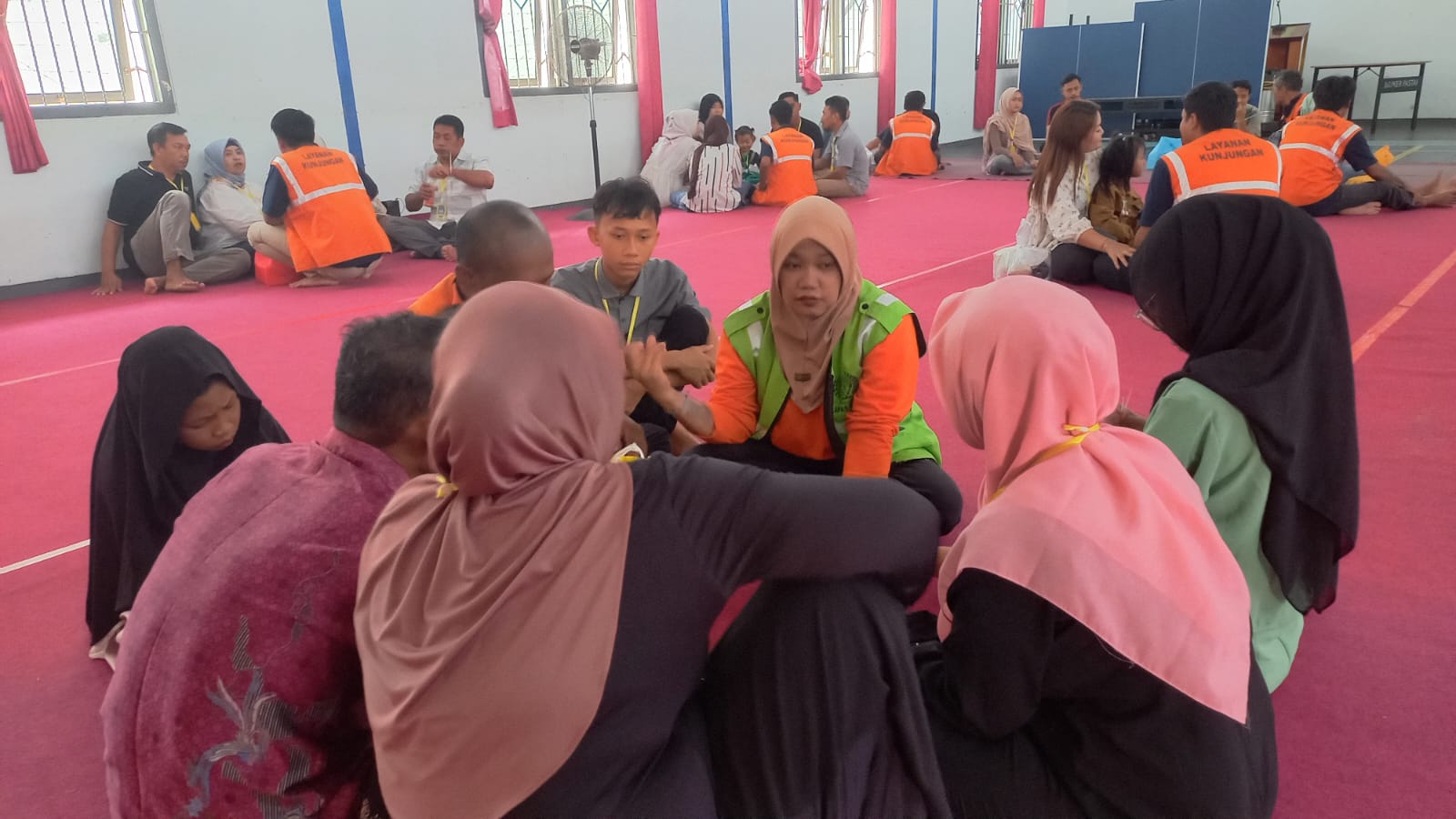Momen haru kunjungan Lebaran di Lapas Kelas IIB Blitar, Minggu (22/3/2026).