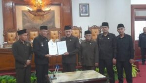 DPRD Tulungagung Gelar Rapat Paripurna Penyampaian LKPJ 2025 Ketua DPRD Tulungagung Marsono menerima dokumen LKPJ Tahun Anggaran 2025 dari Bupati Gatut Sunu Wibowo dalam rapat paripurna di DPRD Tulungagung, Jumat (27/3/2026).