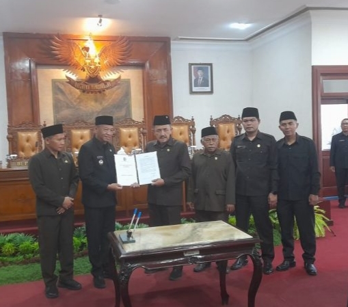 Ketua DPRD Tulungagung Marsono menerima dokumen LKPJ Tahun Anggaran 2025 dari Bupati Gatut Sunu Wibowo dalam rapat paripurna di DPRD Tulungagung, Jumat (27/3/2026).
