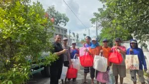 Didik Budianto menyerahkan bingkisan parcel Lebaran kepada warga di Kecamatan Panggungrejo dan Sutojayan, Kabupaten Blitar.