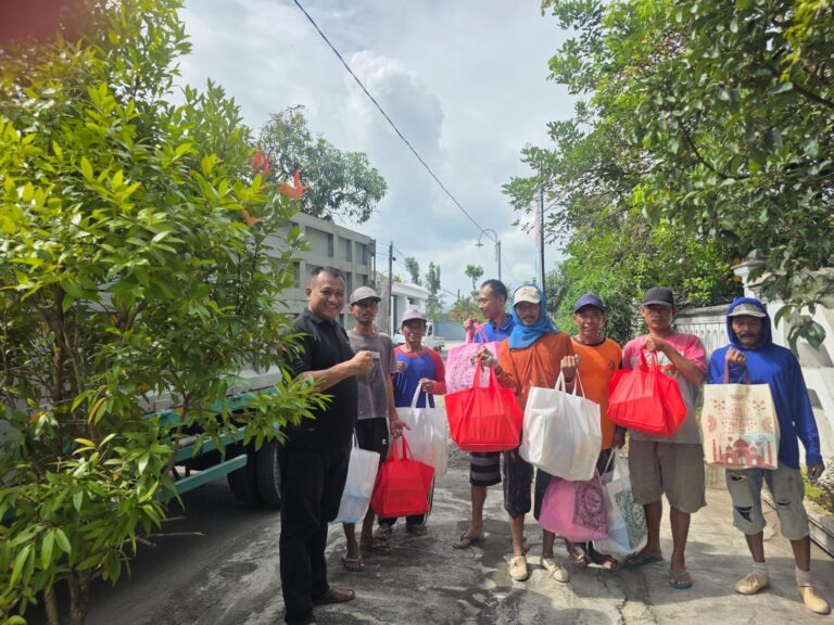 Didik Budianto menyerahkan bingkisan parcel Lebaran kepada warga di Kecamatan Panggungrejo dan Sutojayan, Kabupaten Blitar.