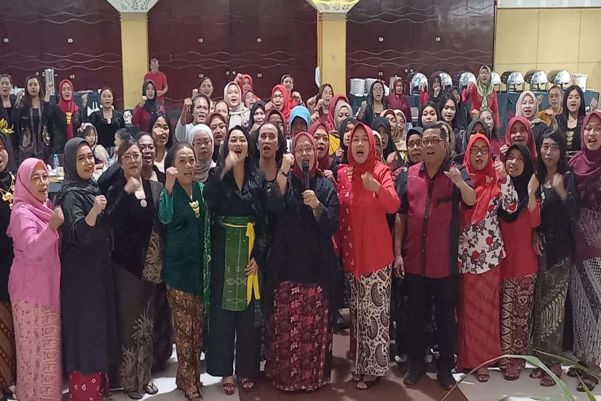 Foto bersama peserta sosialisasi literasi digital perempuan bersama Erma Susanti di Kota Blitar.