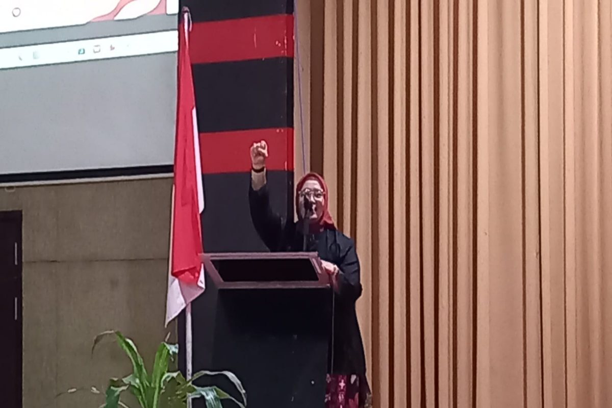 Erma Susanti saat menyampaikan materi literasi digital kepada peserta di Kota Blitar, Sabtu (18/4/2026).