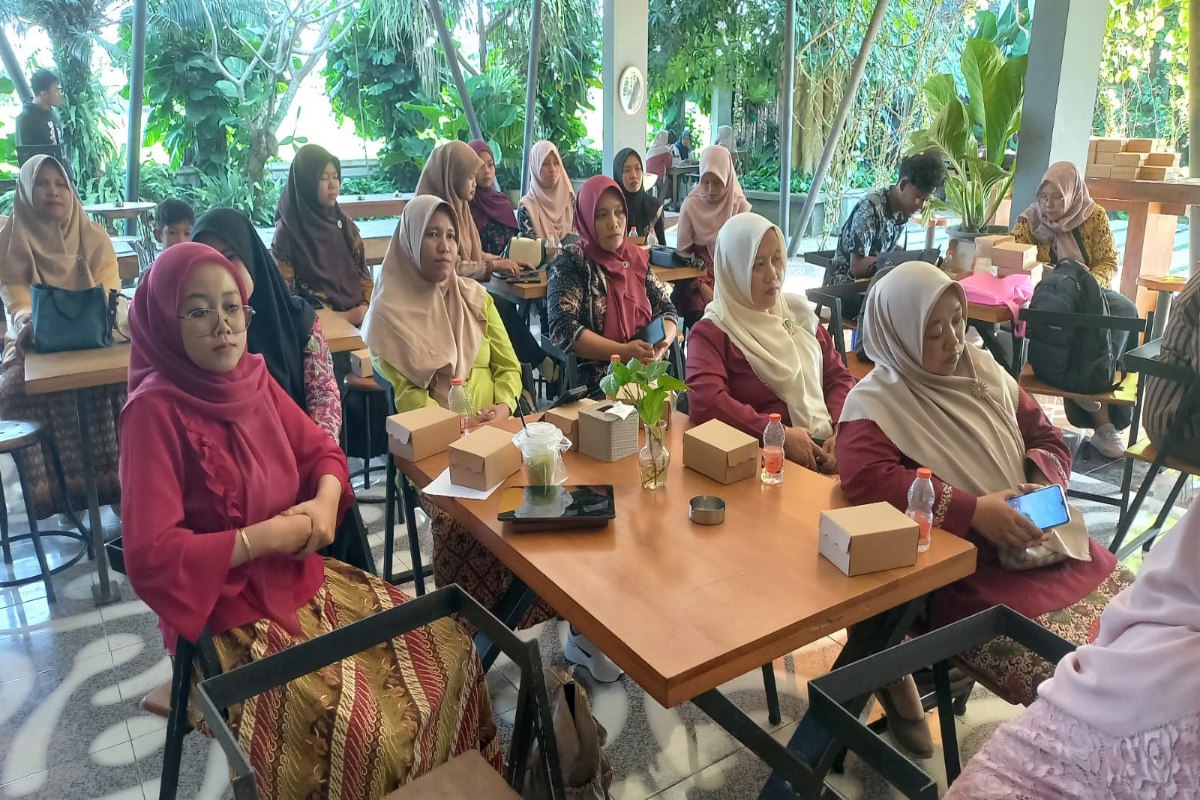 Suasana peserta mengikuti kegiatan sosialisasi literasi digital bagi perempuan di Kecamatan Kademangan, Kabupaten Blitar.
