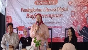 Erma Susanti saat menyampaikan pentingnya literasi digital bagi perempuan dalam kegiatan sosialisasi di Blitar, Sabtu (18/4/2026).