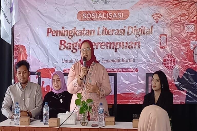 Erma Susanti saat menyampaikan pentingnya literasi digital bagi perempuan dalam kegiatan sosialisasi di Blitar, Sabtu (18/4/2026).