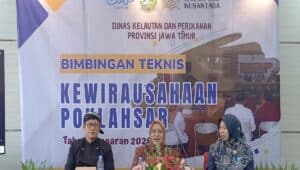 Anggota Komisi B DPRD Jawa Timur, Erma Susanti, saat menyampaikan arahan dalam kegiatan bimbingan teknis kewirausahaan bagi pelaku UMKM perikanan di Kantor Dinas Peternakan dan Perikanan Kabupaten Blitar, Selasa (21/4/2026).
