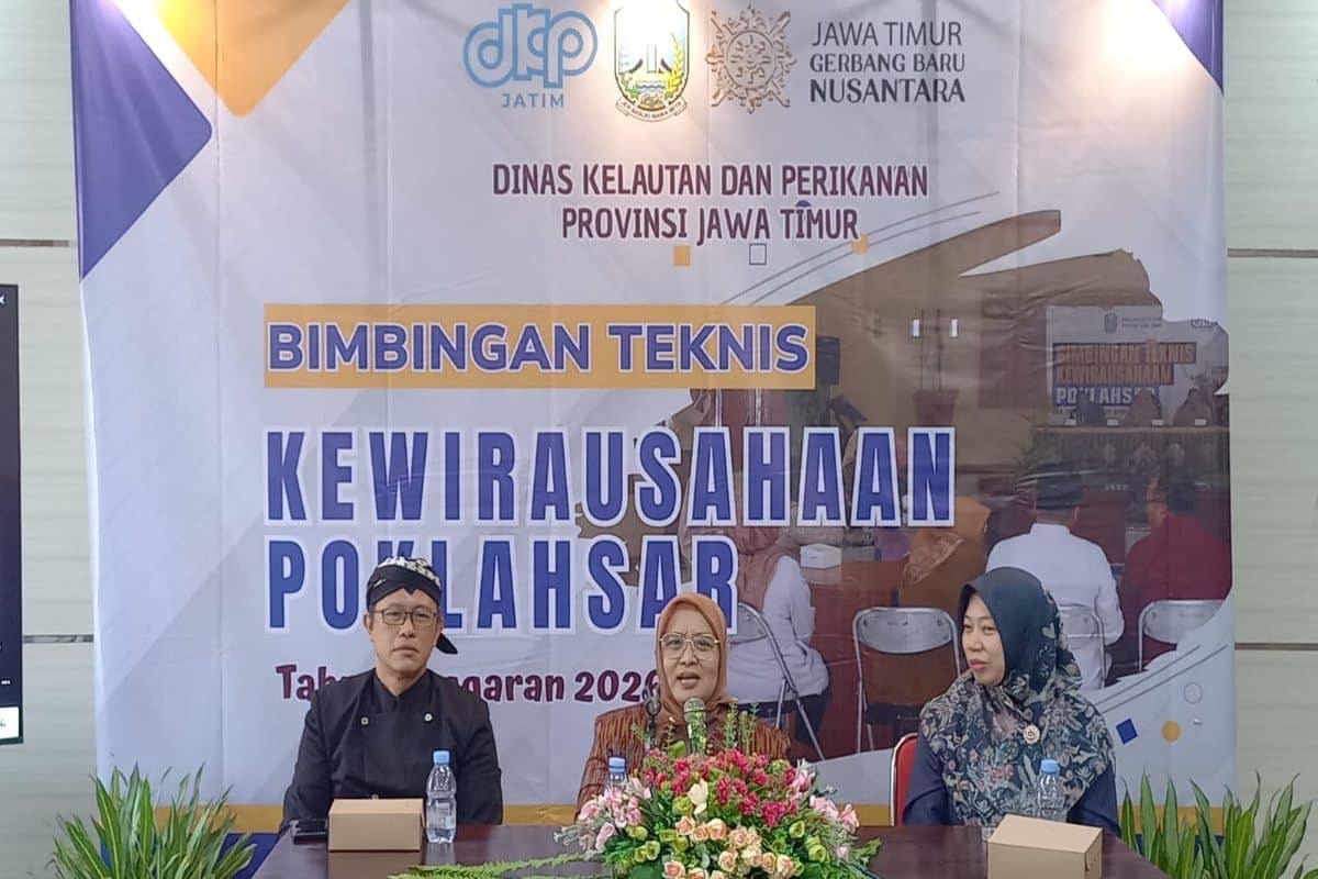 Anggota Komisi B DPRD Jawa Timur, Erma Susanti, saat menyampaikan arahan dalam kegiatan bimbingan teknis kewirausahaan bagi pelaku UMKM perikanan di Kantor Dinas Peternakan dan Perikanan Kabupaten Blitar, Selasa (21/4/2026).