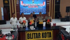 Polres Blitar Kota merilis dua tersangka curanmor lintas Blitar–Kediri beserta barang bukti hasil kejahatan, Kamis (23/4/2026).