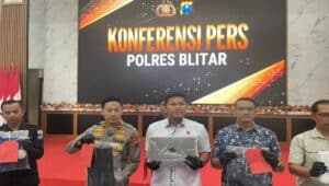 Petugas Sat Reskrim Polres Blitar menunjukkan sejumlah barang bukti hasil pengungkapan kasus pencurian di sekolah saat konferensi pers.