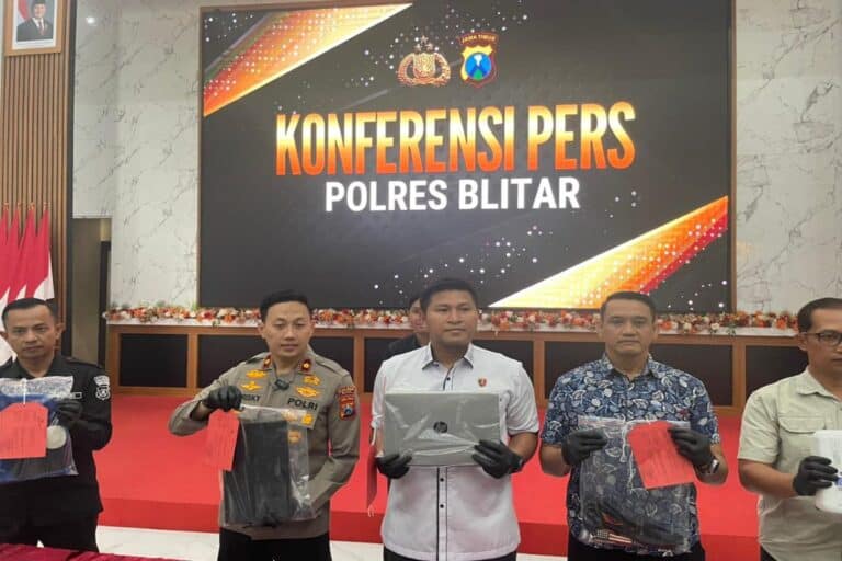 Petugas Sat Reskrim Polres Blitar menunjukkan sejumlah barang bukti hasil pengungkapan kasus pencurian di sekolah saat konferensi pers.