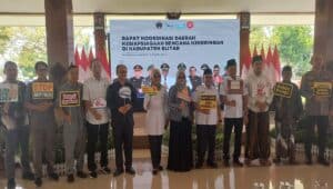 Foto bersama usai kegiatan penandatanganan komitmen bersama kesiapsiagaan penanganan kekeringan di Pendopo Kanigoro, Kabupaten Blitar, Rabu (29/4/2026).