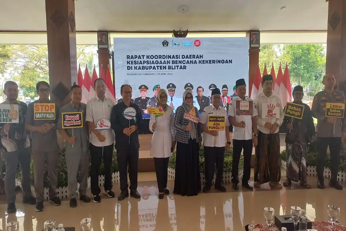 Foto bersama usai kegiatan penandatanganan komitmen bersama kesiapsiagaan penanganan kekeringan di Pendopo Kanigoro, Kabupaten Blitar, Rabu (29/4/2026).