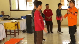 Kegiatan simulasi penanggulangan bencana sebagai upaya meningkatkan kesiapsiagaan masyarakat dalam menghadapi situasi darurat.