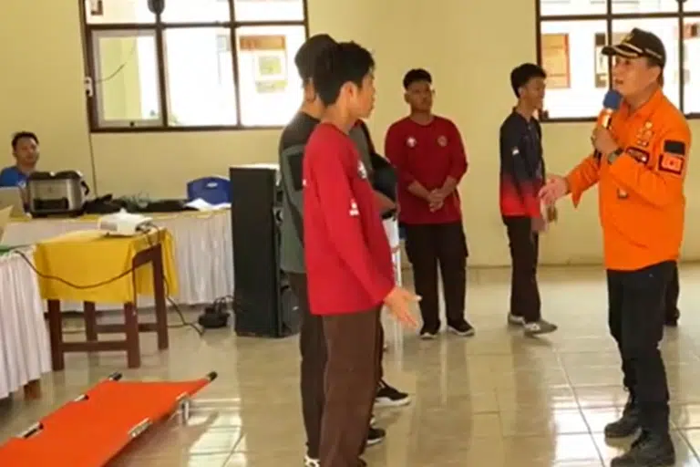 Kegiatan simulasi penanggulangan bencana sebagai upaya meningkatkan kesiapsiagaan masyarakat dalam menghadapi situasi darurat.