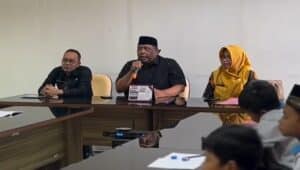Anggota Komisi IV, Fatatoh Hironi Ulya saat menyampaikan materi kepada siswa SDN Banggle 02 dalam kegiatan edukasi di DPRD Kabupaten Blitar.
