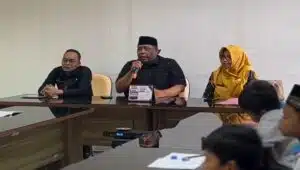 Anggota Komisi IV, Fatatoh Hironi Ulya saat menyampaikan materi kepada siswa SDN Banggle 02 dalam kegiatan edukasi di DPRD Kabupaten Blitar.