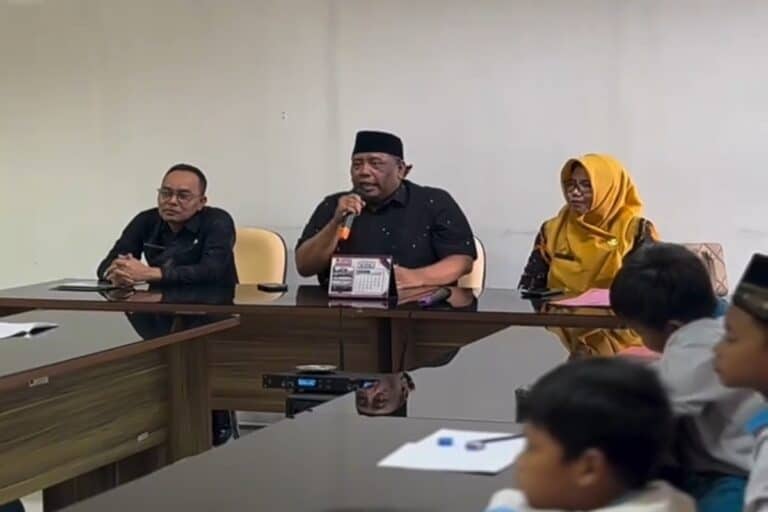 Anggota Komisi IV, Fatatoh Hironi Ulya saat menyampaikan materi kepada siswa SDN Banggle 02 dalam kegiatan edukasi di DPRD Kabupaten Blitar.