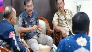 Nugroho Bayu Laksono berdialog dengan jajaran perangkat daerah saat kunjungan kerja Komisi I DPRD Kabupaten Blitar, Kamis (23/04/2026).