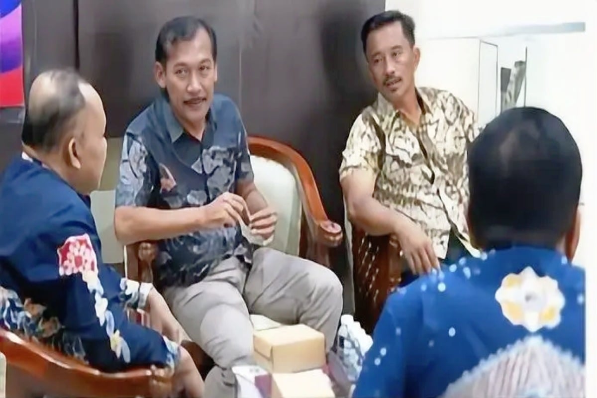 Nugroho Bayu Laksono berdialog dengan jajaran perangkat daerah saat kunjungan kerja Komisi I DPRD Kabupaten Blitar, Kamis (23/04/2026).