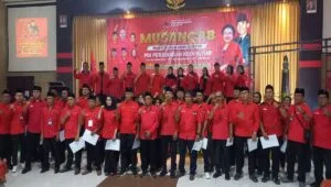 Kader PDI Perjuangan Kota Blitar berfoto bersama usai pelaksanaan Musyawarah Anak Cabang (Musancab) di Hotel Puri Perdana, Selasa (14/4/2026).