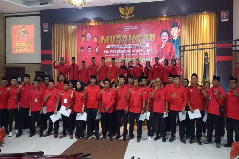 Kader PDI Perjuangan Kota Blitar berfoto bersama usai pelaksanaan Musyawarah Anak Cabang (Musancab) di Hotel Puri Perdana, Selasa (14/4/2026).