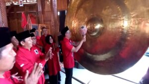 Sekretaris DPD PDI Perjuangan Jawa Timur, Deni Wicaksono, memukul gong sebagai tanda dibukanya Musancab serentak di Kabupaten Blitar.