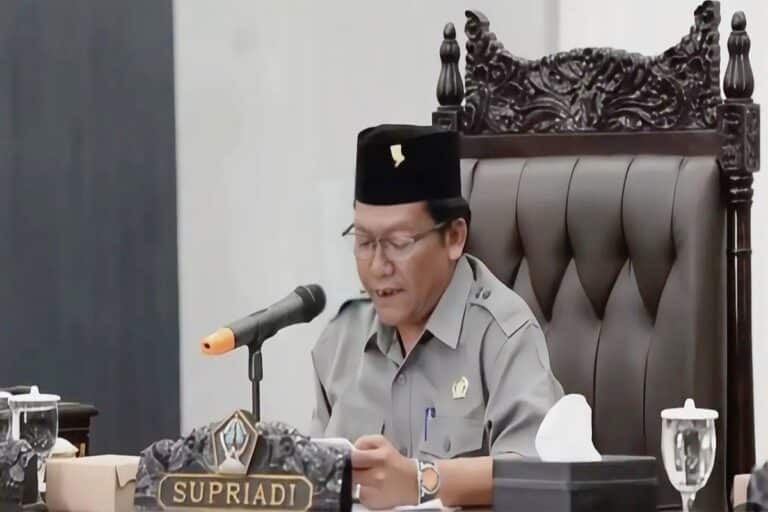 Supriadi saat memimpin Rapat Paripurna DPRD Kabupaten Blitar dalam agenda penyampaian LKPJ Bupati Tahun 2025, Senin (30/03/2026).