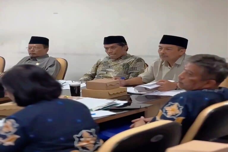 Suasana rapat kerja Pansus LKPJ DPRD Kabupaten Blitar dalam pembahasan LKPJ Bupati Blitar Tahun Anggaran 2025 di Ruang Komisi II DPRD, Kamis (16/4/2026).