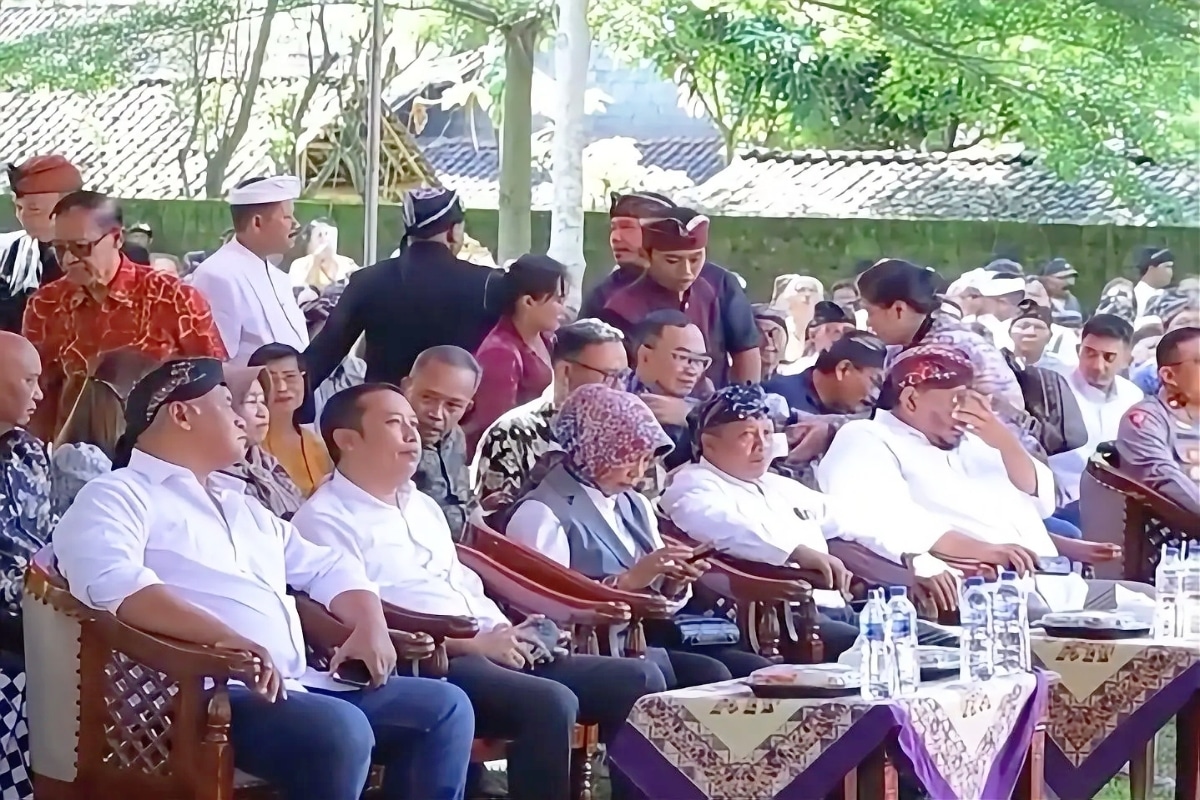 Pimpinan dan Anggota Komisi IV DPRD Kabupaten Blitar saat menghadiri kegiatan Dharma Santi Hari Raya Nyepi Tahun Baru Saka 1948 di Taman Wisata Vialor, Wlingi, Minggu (19/4/2026).