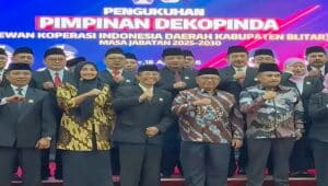 Jajaran DPRD Kabupaten Blitar bersama peserta kegiatan berfoto bersama usai Pengukuhan Pimpinan Dekopinda Kabupaten Blitar masa jabatan 2025–2030.