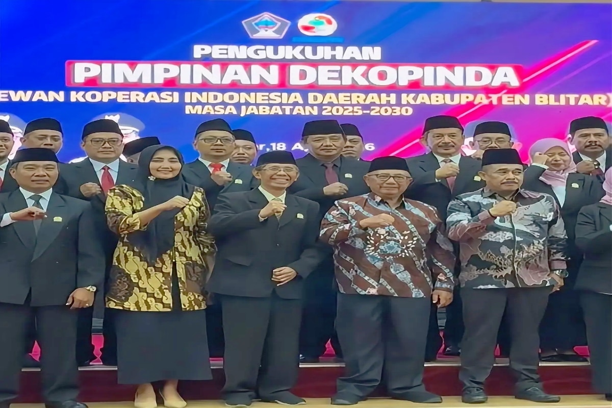 Jajaran DPRD Kabupaten Blitar bersama peserta kegiatan berfoto bersama usai Pengukuhan Pimpinan Dekopinda Kabupaten Blitar masa jabatan 2025–2030.