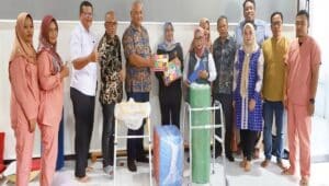 Komisi IV DPRD Kabupaten Blitar foto bersama usai meninjau layanan anak berkebutuhan khusus di Rumah Latih Dinas Sosial Kecamatan Garum.