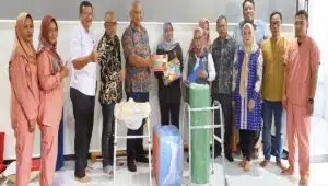 Komisi IV DPRD Kabupaten Blitar foto bersama usai meninjau layanan anak berkebutuhan khusus di Rumah Latih Dinas Sosial Kecamatan Garum.