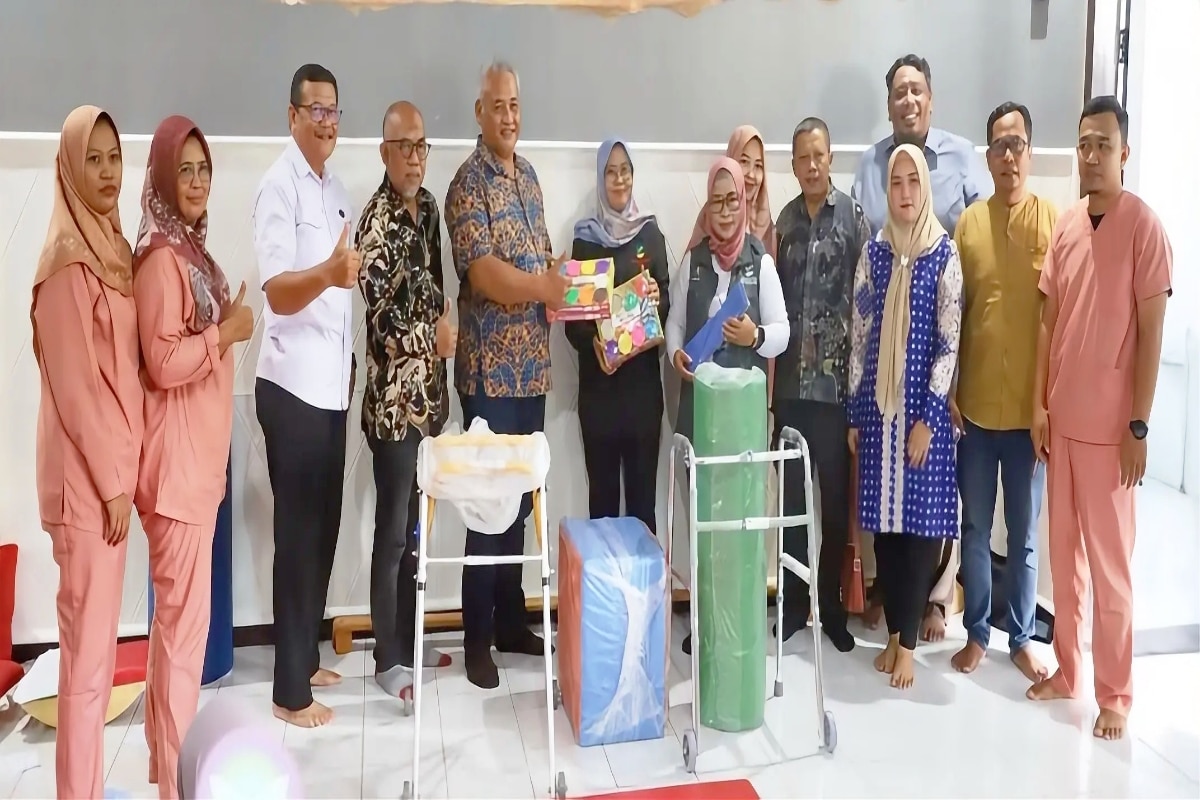 Patriapos Komisi IV DPRD Kabupaten Blitar foto bersama usai meninjau layanan anak berkebutuhan khusus di Rumah Latih Dinas Sosial Kecamatan Garum.