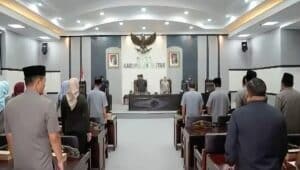 Suasana rapat paripurna DPRD Kabupaten Blitar saat penyampaian laporan hasil pembahasan Pansus LKPJ Bupati Blitar Tahun 2025 di Graha Paripurna DPRD, Jumat (24/4/2026).